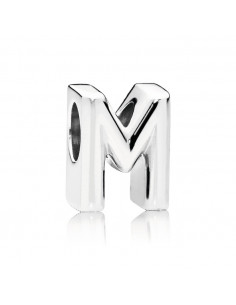 Charm PANDORA Letra M en plata de primera ley.